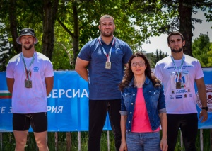 На почетната стълба с другите призьори и с преподавателя ни по спорт Юлия Минчева.
