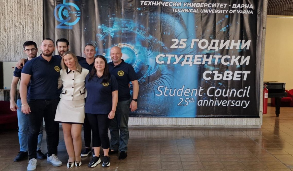 Професор Темелкова със студенти и възтаници на ВУТП