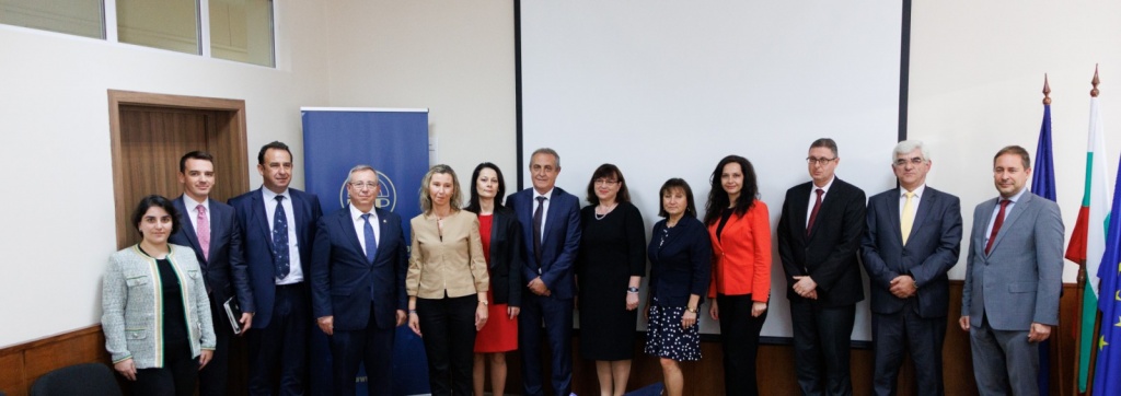 Всички участницив срещата